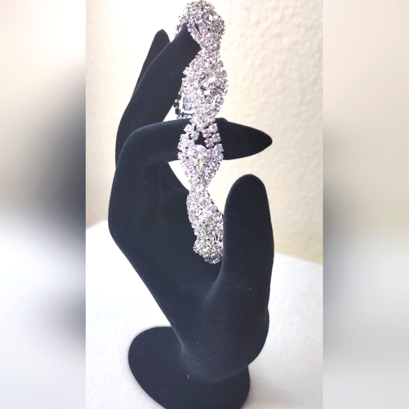 💸$13 Crystal Rhinestone Silver Infinity Bracelet Costume Jewelry - Picture 3 of 5
